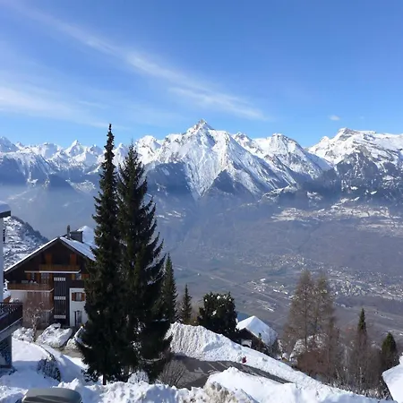 In With Stunning Mountain Views Apartment